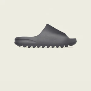 Yeezy slides granite  - Yeezy slides i färgen granite/svart  Storlek 47  Oanvända/ds Har 2 par  Kvitto och låda finns 