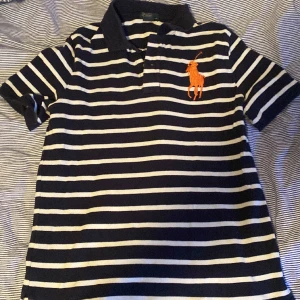 Ralph lauren piké  - Snygg Ralph lauren piké. Är 190 och väger 75 kg och den är kort och tight skulle säga att den passar M 