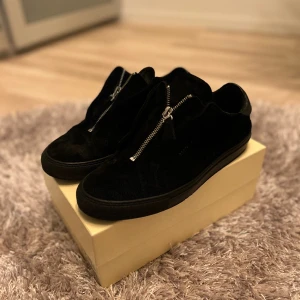 ARIGATO SKOR - Säljer dessa Axel ARIGATO skorna i storlek 41, dom är använda men finns fortfarande mycket att ge! Kom med bud