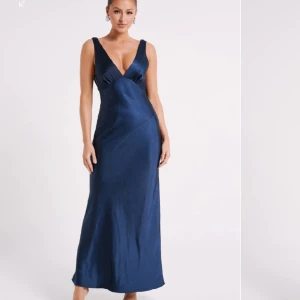 Balklänning  - Balklänning från meshki, jättefin aldrig använd då jag hittat en annan. Går ej att returnera därför säljer jag den här. Nypris 1200kr 🤩