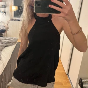 Halterneck topp - Jättenajs svart halterneck topp 