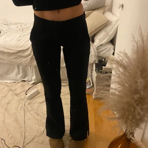 Lågmidjade kostymbyxor - Lågmidjade kostymbyxor med slits från bikbok. Säljer för 350+frakt