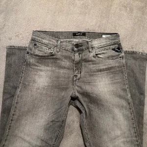 Replay jeans - Hej säljer mina grå Replay jeans, dom är väldigt fint skick och väldigt snygg färg, hör av er vi frågor och annat. 