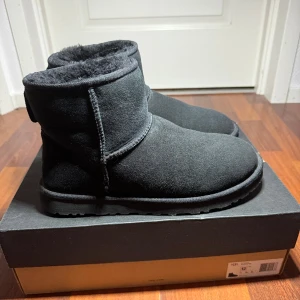 Uggs  - Säljer dessa uggs i mycket bra skick. Använda Max 10 gånger men aldrig i snö eller slask, skorna har alltså aldrig blivit blöta. Mockan är 10/10 skick. Storlek 45 men passar 44, har 44 i nästan alla andra skor, phillippe modell, zanotti, lanvin, etc.