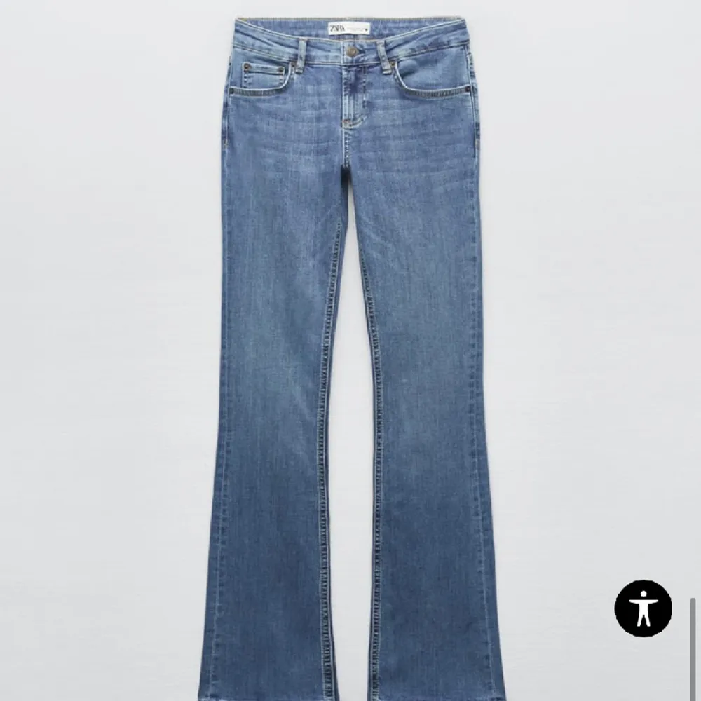 Säljer dessa slutsålda bootcut low waist jeans från zara! Storlek 36. Jeans & Byxor.
