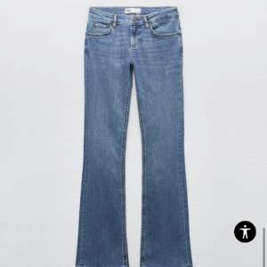 Säljer dessa slutsålda bootcut low waist jeans från zara! Storlek 36