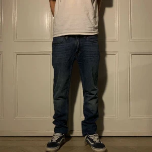 Acne jeans - Säljer nu dessa feta acne jeans med riktigt snygg passform! Storlek W31 L32. Skick 8,5/10. Modellen är 180cm lång och väger 60kg. Vårt pris är 427kr och skriv vid minsta fundering🔥🍾