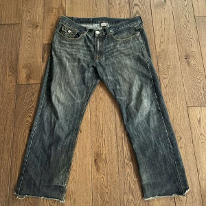 True religion jeans - Trueys som är avklippta och ganska nertrampade där bak