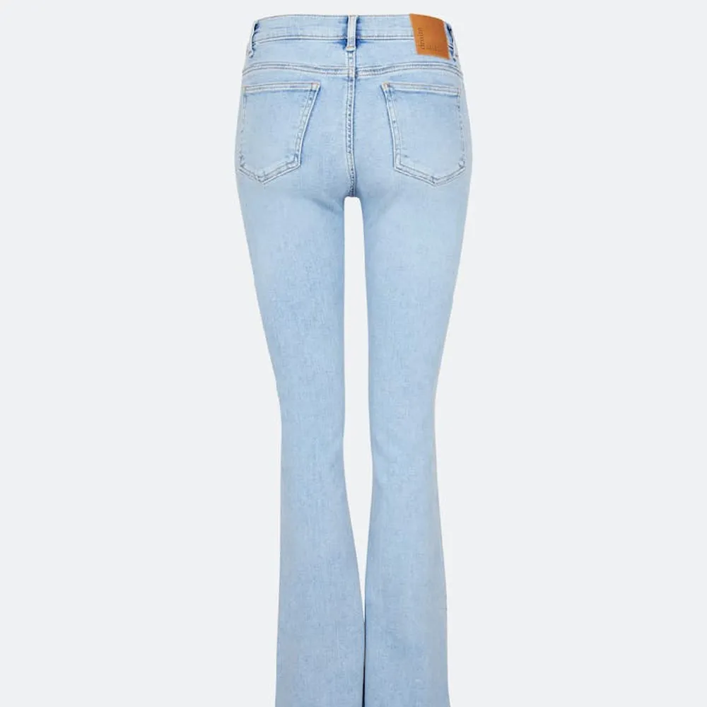 Jätte fina ljusblå low flare jeans från bikbok i strl, Waist S Length 31. Har knappt använt så i fint skick 👌🏼. Säljer eftersom att dem tyvärr för korta för mig. Nypris 599 kr.. Jeans & Byxor.