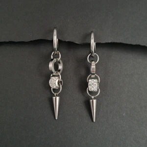 Handgjorda örhängen  - Unika handgjorda örhängen ● 💎Material- rostfritt stål, zirconia ● Örhängeskrokar- diameter 1,7cm. Rostfritt stål. Längd-6cm Köp for 100kr/st eller 140kr/paret