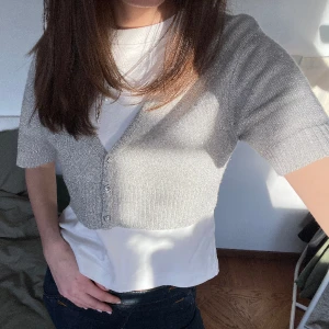 Silvrig bolero - Superfin bolero med silvertråd invävd. Inga defekter