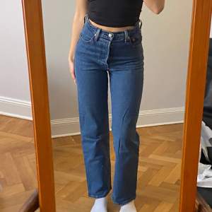 Levis jeans med hög midja. Bra skick! Midjemått (högt upp i midjan, inte höftmått) 66cm och innerbenslängd 70cm. Skriv vid frågor eller för fler bilder!