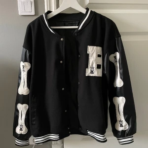 Baseball Jacka - Säljer denna as coola baseball jacka då det inte är min stil längre, använt max 3 gånger. Köpt för typ 800kr. Kom privat för fler frågor💓