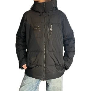 🤍SAIL RACING VINTERJACKA🤍 - 🥶Info: Snygg vinterjacka som är varmt vadderad med 70% dun och 30% fjäder ❄️Nypris: 3500kr ⛄️Skick: köptes vintern 21/22 men är sparsamt använd och i fint skick