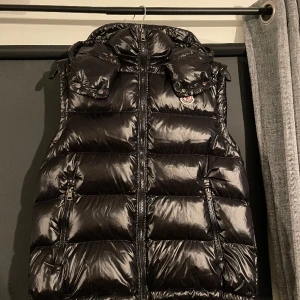 Moncler väst st 2 - Nyskick Moncler väst i st 2.  Använd en gång och är i ny skick. Nfc scan och tag finns med.