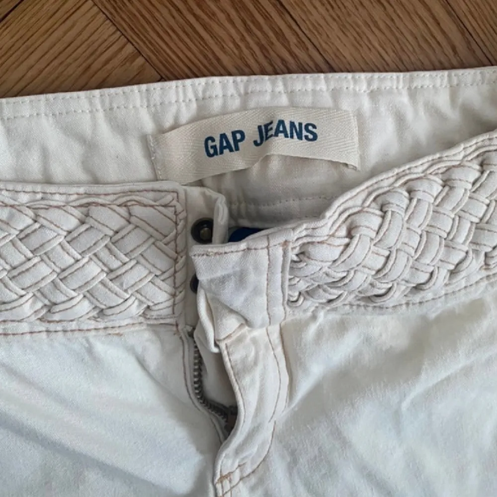 Superfina vita lågmidjade jeans fråg GAP, med supersnygg flätad detalj runt midjan. Dessa är tyvärr för små för mig, och är endast använda fåtal gånger. . Jeans & Byxor.