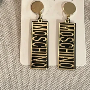Moschino logga örhängen  - Nya i förpackning! Lyxiga 