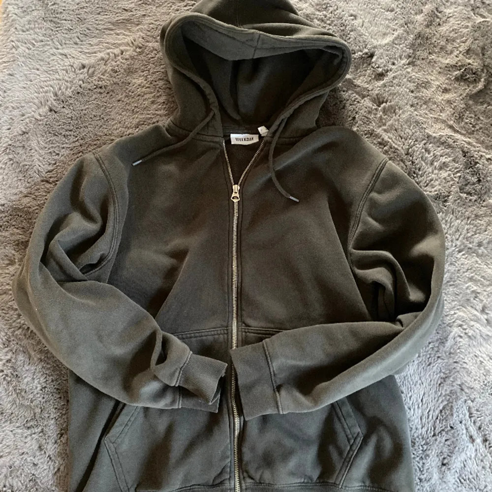 Säljer en otroligt skön och stilig weekday zip hoodie i storlek s. Det är en ganska unik ljus svart färg på zip hoodien😍 Kontakta ifall ni har frågor🤝. Hoodies.