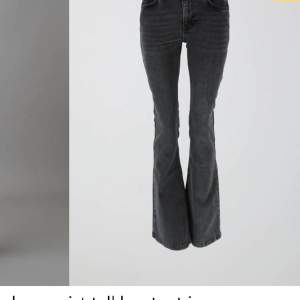 Säljer mina snygga populära low waist bootcut gråa jeans ifrån Gina Tricot. Jättefint skick och inte upptrampade. Nytt pris 500 mitt pris 120.