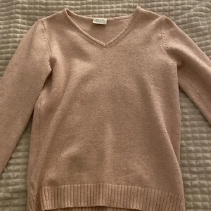 Stickad tröja  - En fin stickad v-ringad stickad tröja! Säg till om du är intresserad så sätter jag på ”köp nu” funktionen!💓
