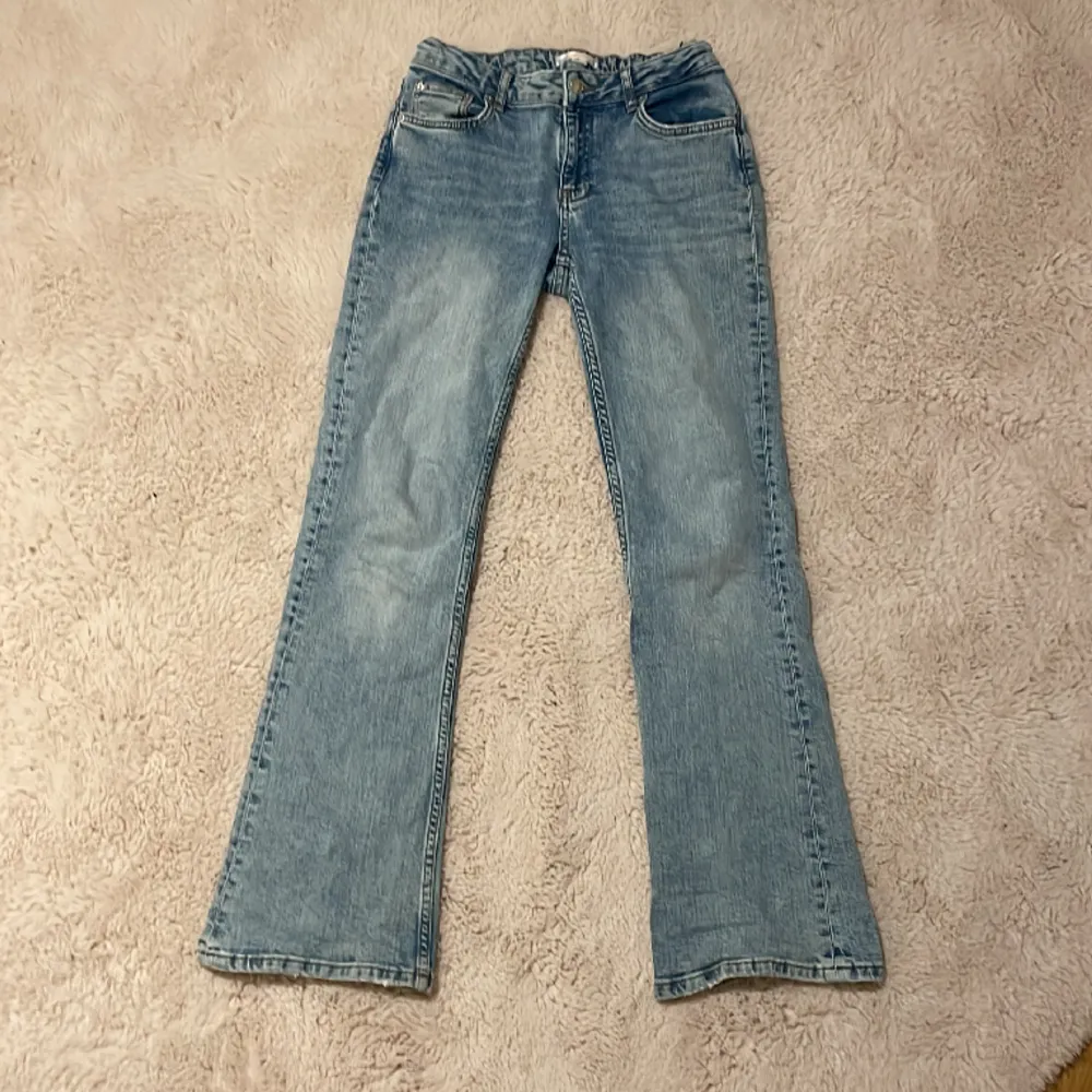 Low waist boocut jeans i storlek 164 från Gina tricot i färg ljus blå i bra skick . Jeans & Byxor.