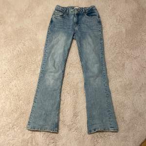 Low waist boocut jeans i storlek 164 från Gina tricot i färg ljus blå i bra skick 