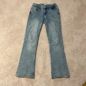 Low waist boocut jeans i storlek 164 från Gina tricot i färg ljus blå i bra skick 