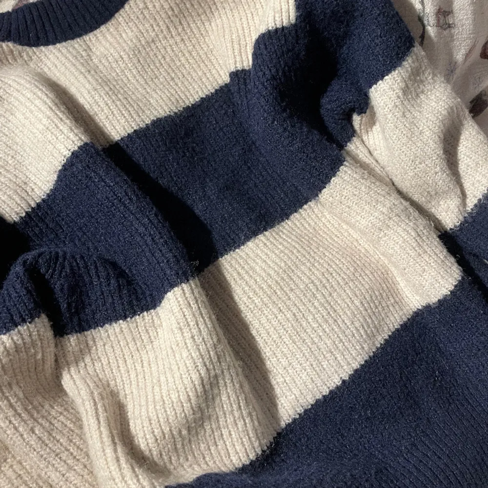 Mörkblå/vit randig stickad tröja från H&M, som inte kommer till användning längre. Väldigt mysig och skön !. Stickat.