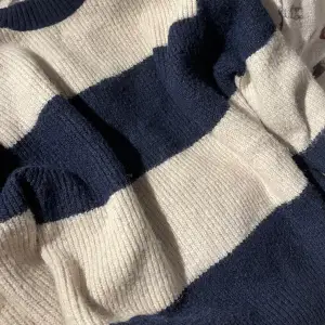 Mörkblå/vit randig stickad tröja från H&M, som inte kommer till användning längre. Väldigt mysig och skön !