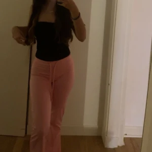 Rosa utsvängda byxor  - Köpta från bershka ett par år sen för ca 400! Kan gå ner i pris. Jätte bekväma och flattering men inte haft någonstans att ha dem så därför bara använt 1 gång. Samma känsla och ser ut som juicy!