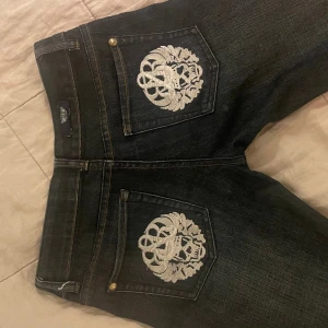 Lågmidjade utsvänga jeans! - säljer dessa svin coola mörkblå/ svarta lågmidjade jeansen som är utsvängda längst ner då de inte kommer till användning längre. Ser väldigt fräscha ut och har as coola fickor💕