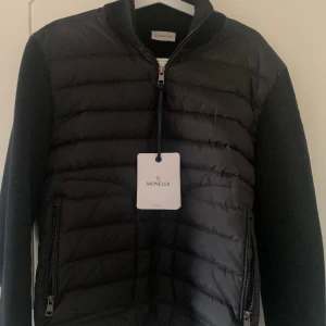 Monclear cardigan  - Tjena! Säljer nu min monclear cardigan  eftersom den inte kommer till användning, skicket är 8/10 så alltså knappt använd! Storleken är L men sitter som M  Nfc märke och qr koden funkar. 
