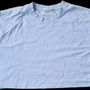 Blå magtröja - En blå magtröja i storleken m. Varan är från gina tricot och är använd ett fåtal gånger. Köparen står för frakt.