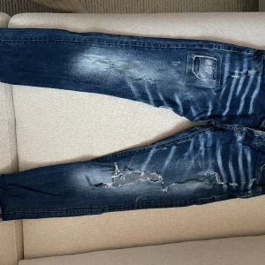 Disquared2 jeans - Jeans från disquared2. Har något slitage dvs hål i ena fickan som man lätt kan laga därav priset. Sen har även hålet på knäet växt men i övrigt fint skick!