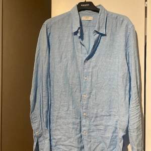 Snygg blå linneskjorta från uniqlo. 100% linne och vädligt skön. Storlek s/m, passar nån runt 180 grymt. Pris diskuterbart