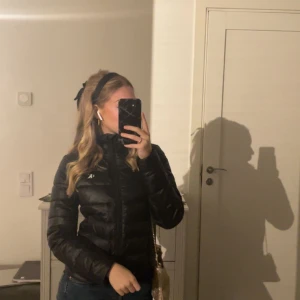 Calvin klein jacka, vår och vinterjacka - Säljer denna supersnygga calvin klein jackan i stlk xs. Den köptes för ca 3 månader sedan men knappast använd. Den är varm och passar både under vinter och vår😍