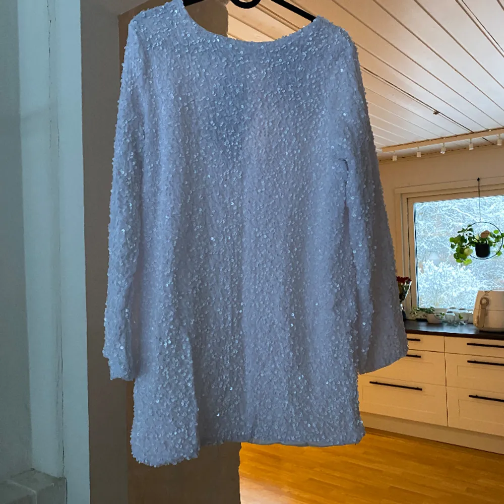 Ny paljettklänning från EllaButik endast provad aldrig använd, storlek S. Klänningar.