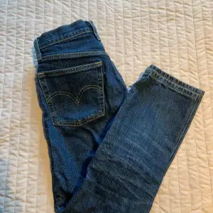 Mörkblåa Levis jeans i modellen 501 Storlek W24 L26 Säljer då de tyvärr har blivit för små för mig