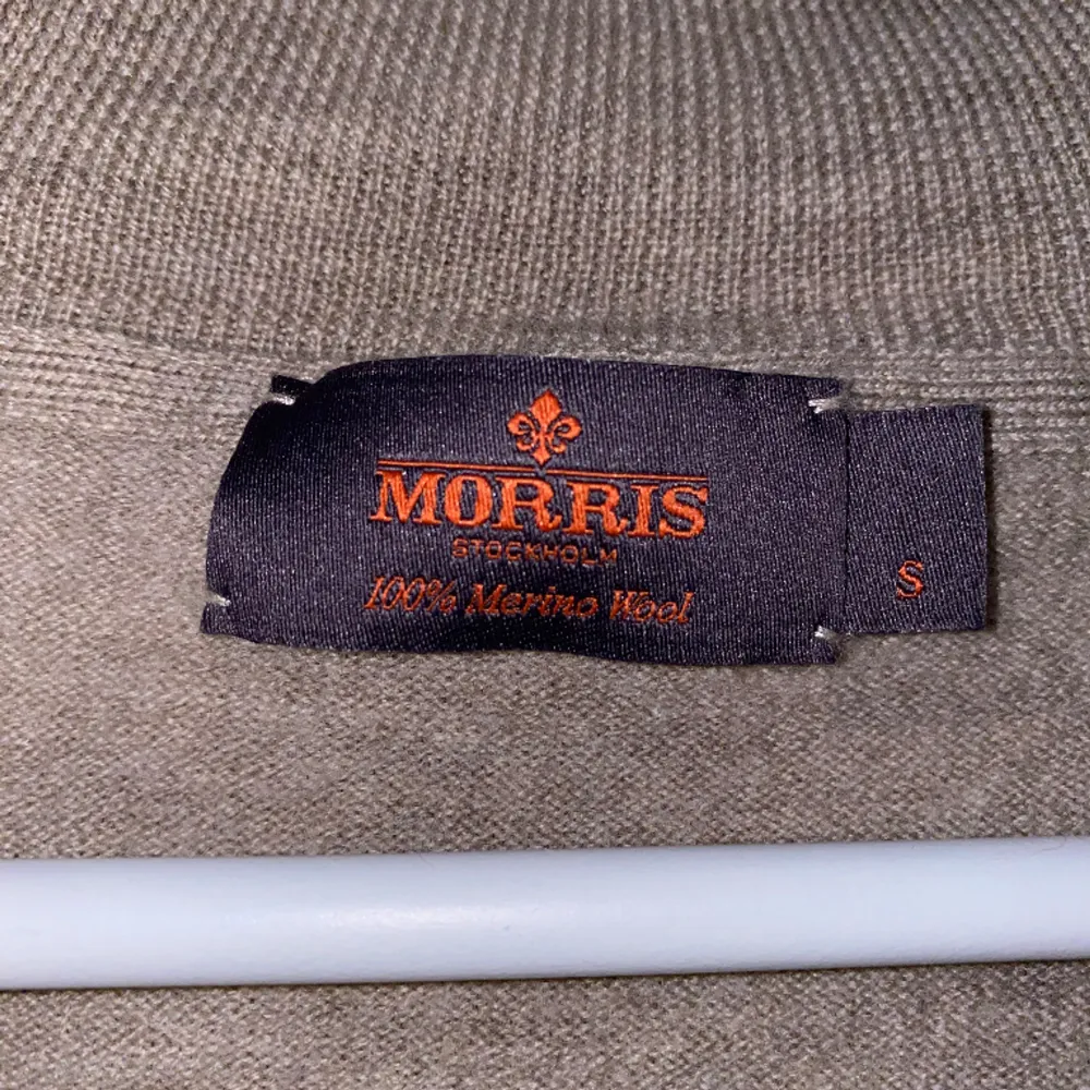 Supersnygg eftertraktad Morris half zip.  Köpte förra veckan men råkade tvätta fel så den vart mer åt XS hållet (därför priset). Är du under 170 så passar den förmodligen. Annars är skicket super. Nypris - 1799kr. Tröjor & Koftor.