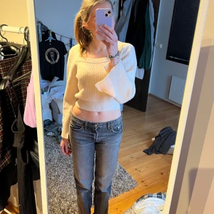 Rosa stickad tröja - Denna fina stickade tröja säljs för att den inte kommer till användning. Använd endast någon enstaka gång. 