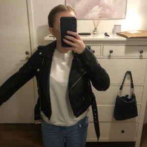Skinnjacka pull and bear  - Nästan aldrig använd, den är i jätte bra skick. Lägg gärna prisförslag 😁