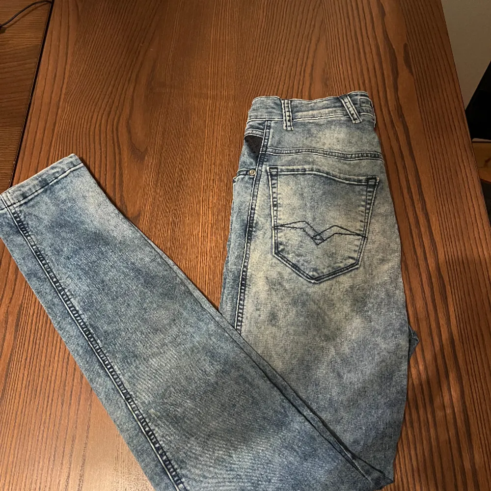 Riktigt snygga Replay jeans, jeansen är i storlek W30 L32. Nypris 1200 vårt pris 349💯 hör av er vid frågor och funderingar.. Jeans & Byxor.