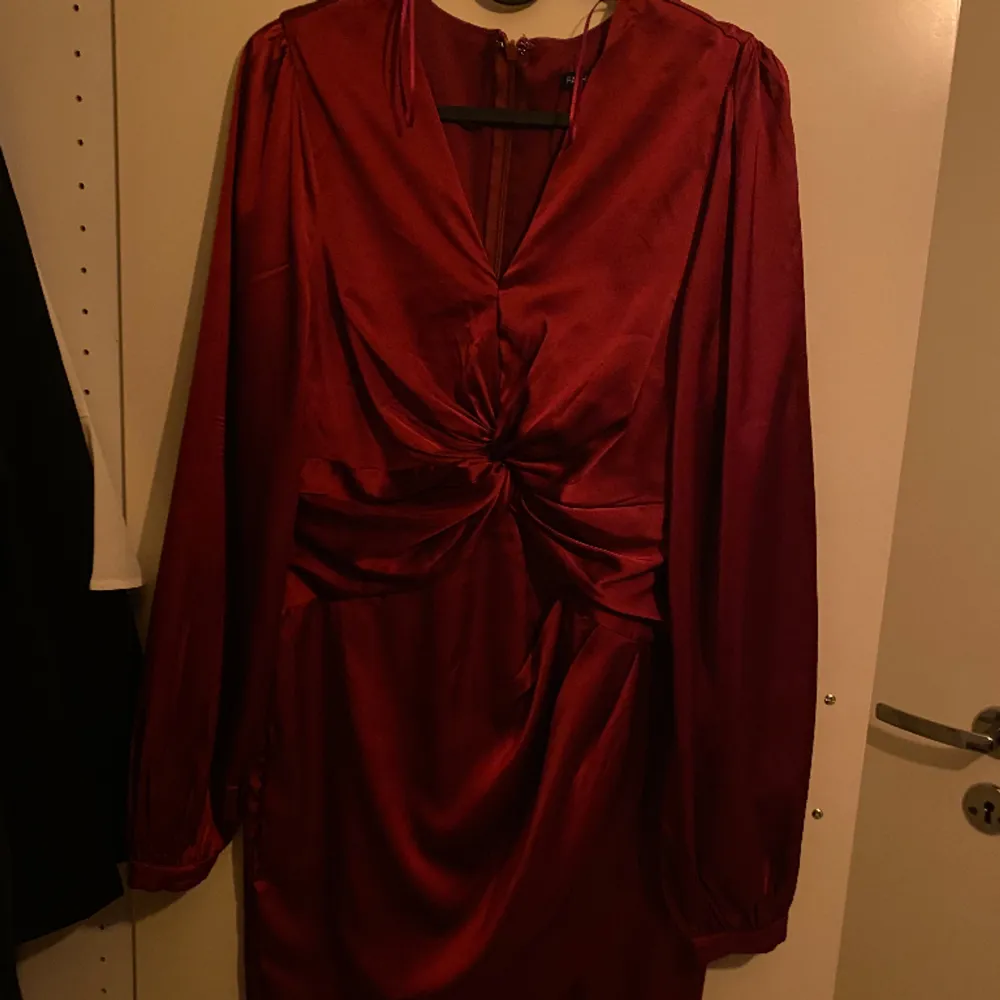 Fest Klänning som jag endast en gång! Köpt på fashion nova för 700kr. Tyget är satin och är vinrött. Klänningar.