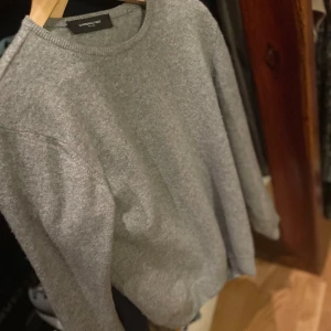 100% Kashmir tröja - Tja! Säljer min 100% Kashmir tröja i storlek small från märket Lawrence grey. Skicket är i 9/10 då den bara är använd ett fåtal gånger och har inga defekter. Nypris ligger på runt 3000kr, mitt pris 949kr, priset är ej hugget i stenen!