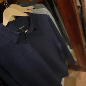 Merinoull tröja - Tja! Säljer denna feta hög kvalitet merinoull tröjan den märket Lawrence grey. Nypris ligger på runt 1.3 mitt pris: 499, priset är ej hugget i stenen! Skicket är 9.5 då den aldrig är använd utan bara provad på. Skriv vid minsta fundering!