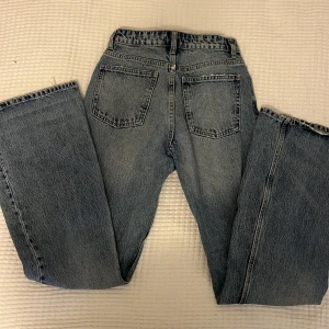 Zara jeans - Zara jeans storlek 38, säljer pågrund av att de inte passar mig längre 💕