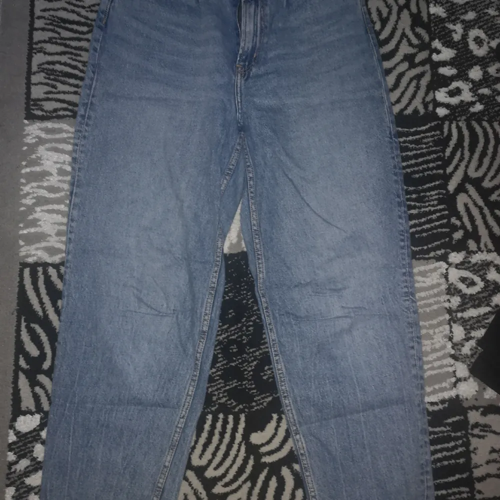 Säljer dessa baggy byxor som inte längre används. Dem är väl omhändertagna och ungefär likadana som dagen jag köpte dem. . Jeans & Byxor.