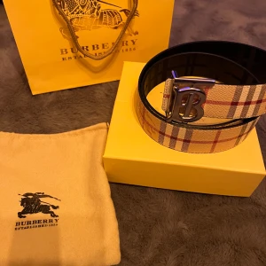 Burberry bälte  - Säljer ett burberry bälte i väldigt fint skick, kvitto, box mm medföljer självklart. Pris går att diskutera