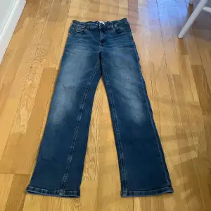 Jeans från Tommy hilfiger som tyvärr blivit för små för mig, de är i strl 164. Köptes för ungefär 800 kr så säljs för 400 kronor. Har använt de mycket men är fortfarande i fint skick!❤️❤️❤️