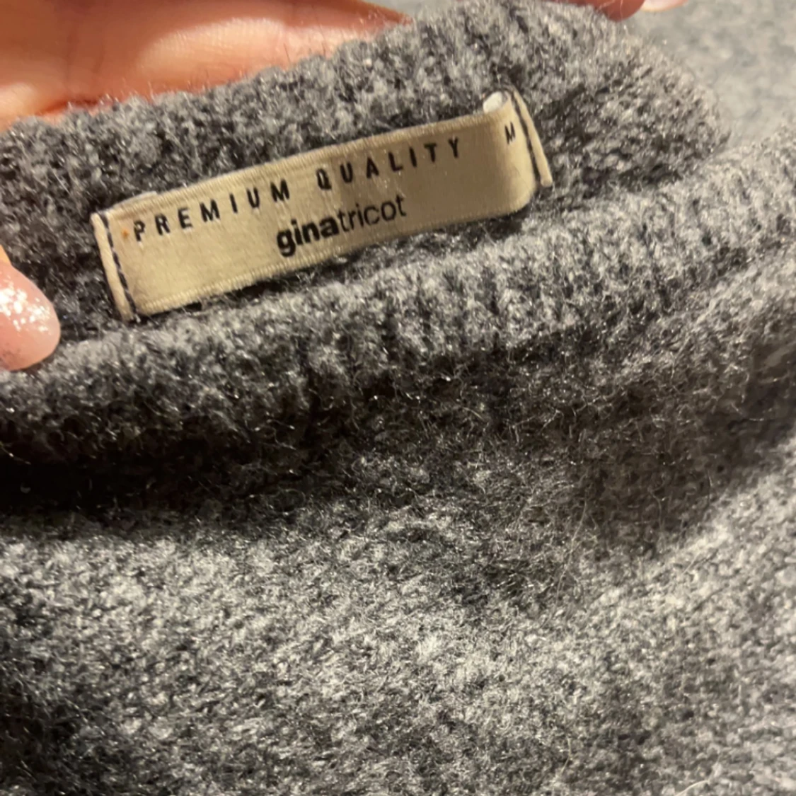 Stickad tröja med öppen rygg  - 91